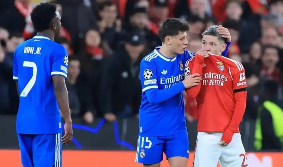 为什么这么多足球运动员说话时会捂住嘴?